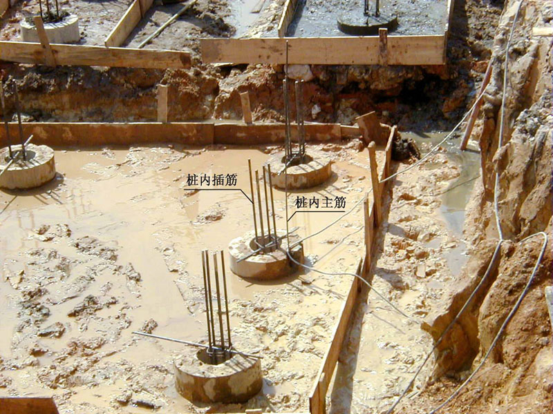 利用桩基础作接地网安装